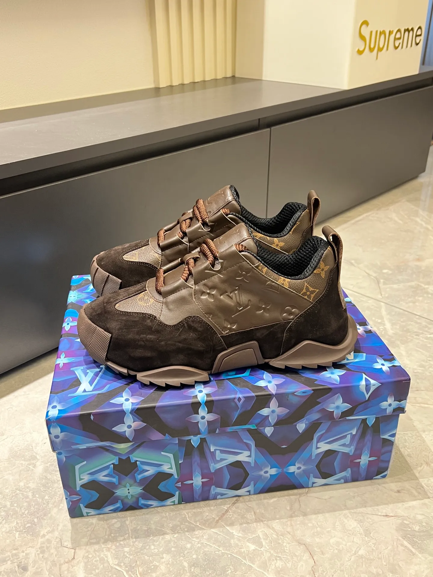 p600 "LOUI* VUITTO*" popular men's casual shoes, genuine development in Italy 💯Purchasing level quality ✔️The upper is made of first-layer cowhide, comfortable and soft sheepskin feet ⚡️ Fashionable and versatile, the toe last shape is firm and full, the soles are made from original LV molds and can be freely entered and exited the counter. Light and comfortable on the feet~Purely handmade, details determine quality! Size:39-44!